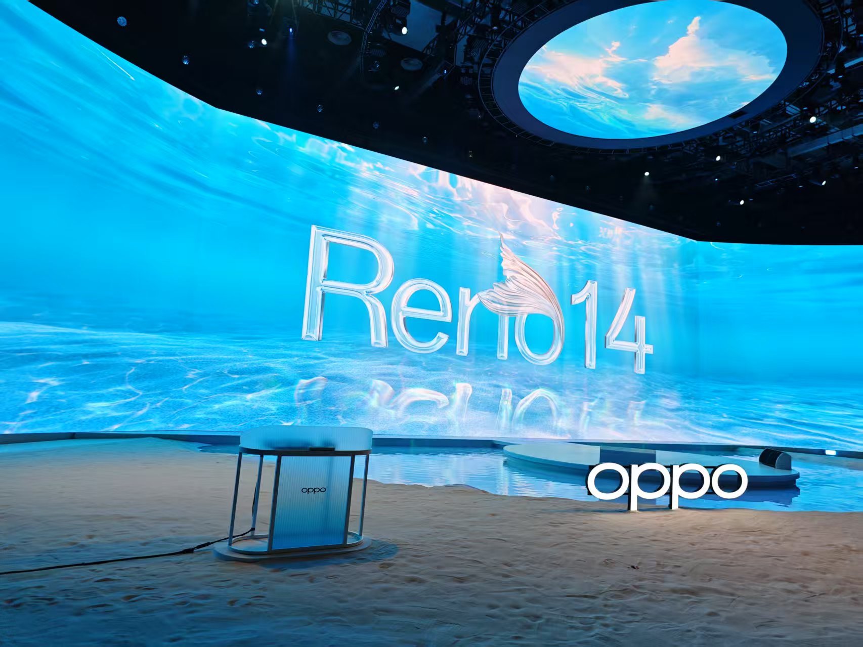 同事已经抵达了珠海OPPO Reno 14系列的发布会，一起来“放大此刻的生命力