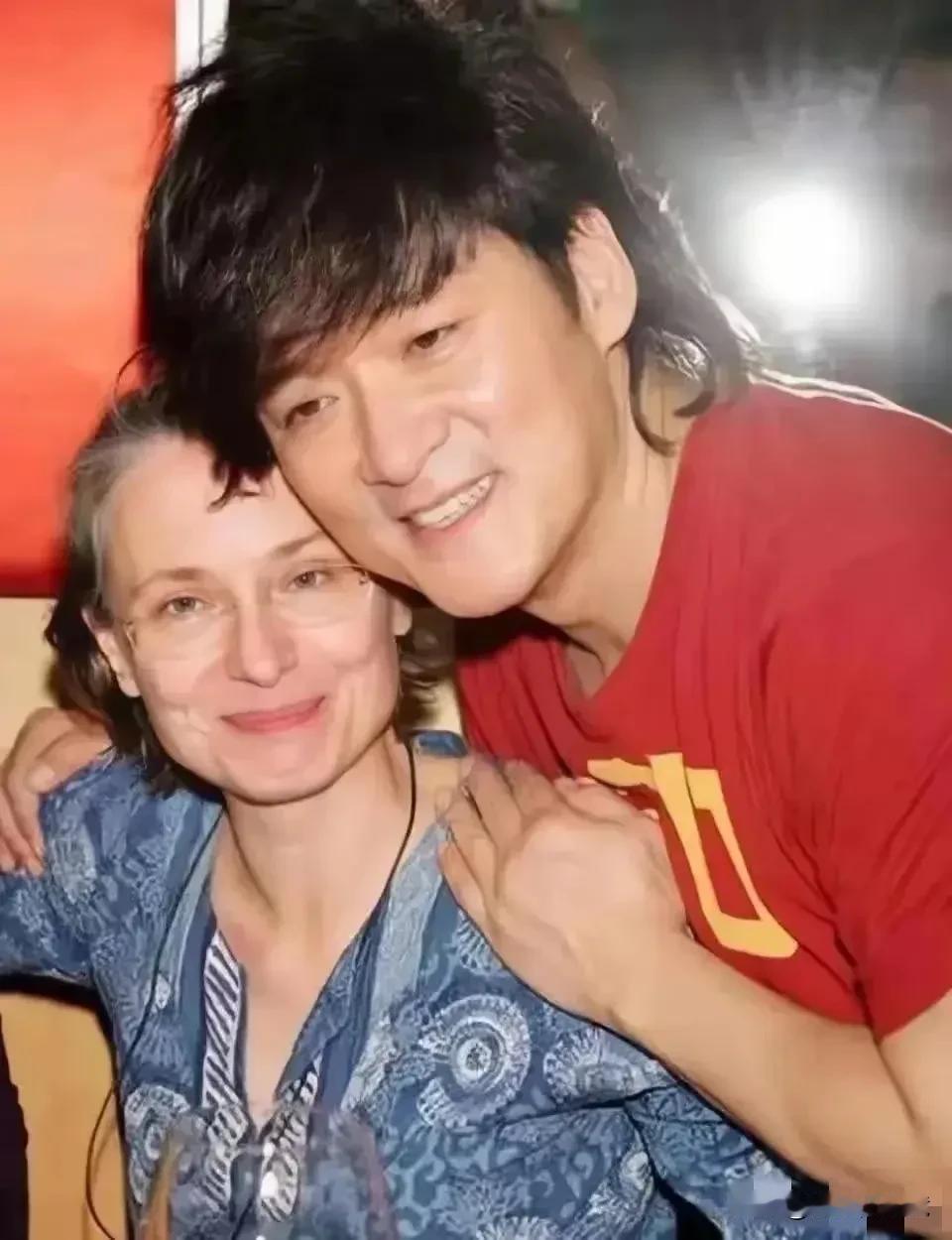 周华健娶了一个外国老婆，一家三口从外表上看，有点颠覆人们的感观。
有人说周华健和