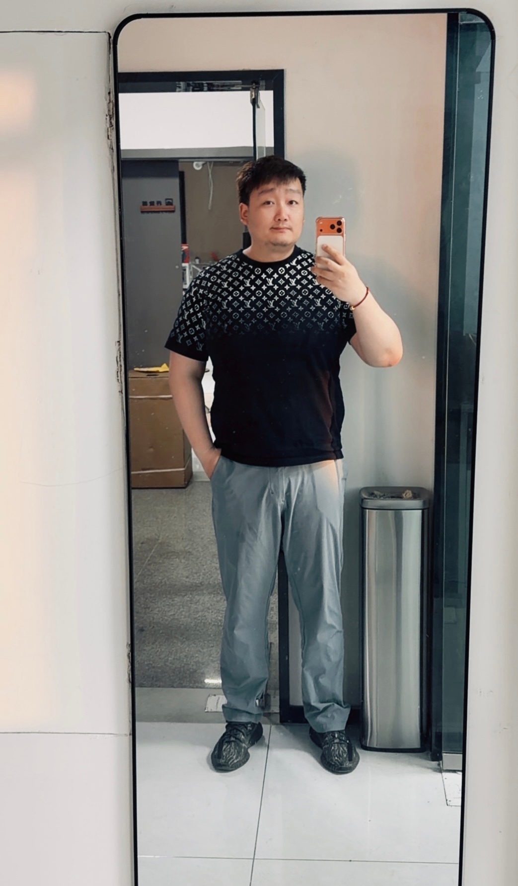 这是赵娜买的情侣T恤，我每次穿的时候必挨骂弄的我不穿，赵娜觉得浪费强制我穿，穿了