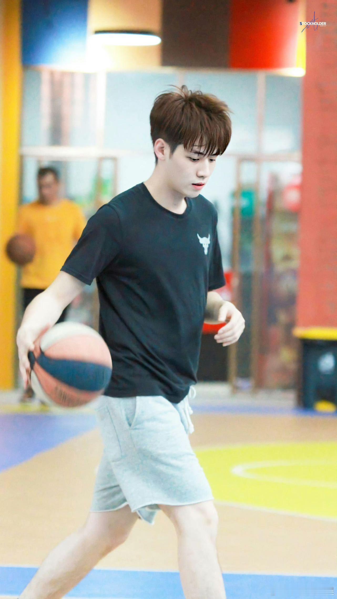 #任豪干一行爱一行行一行#任豪可以说是全能了，在综艺里唱跳能力很强，演戏的时候将