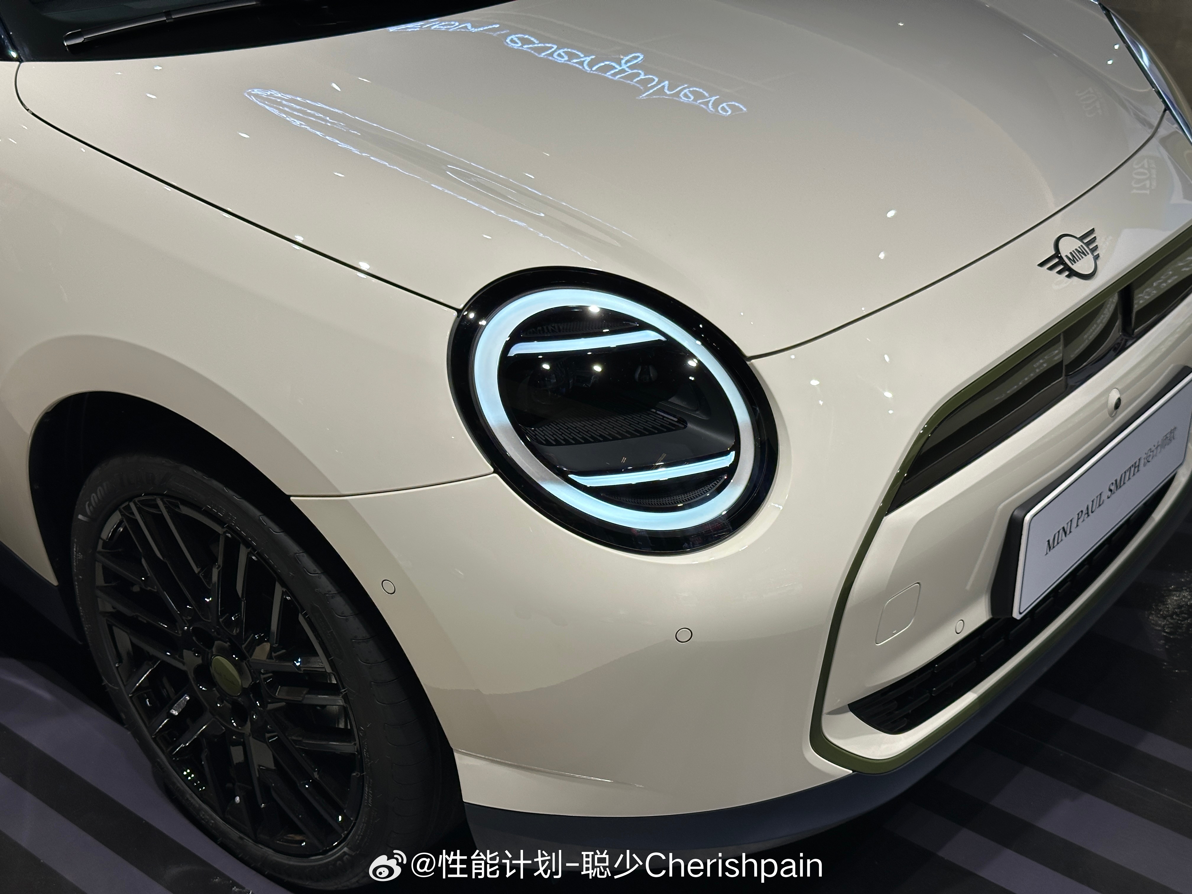 昨天公司兄弟代我去看了一下MINI联名PAUL SMITH的新车两个新颜色偏莫兰