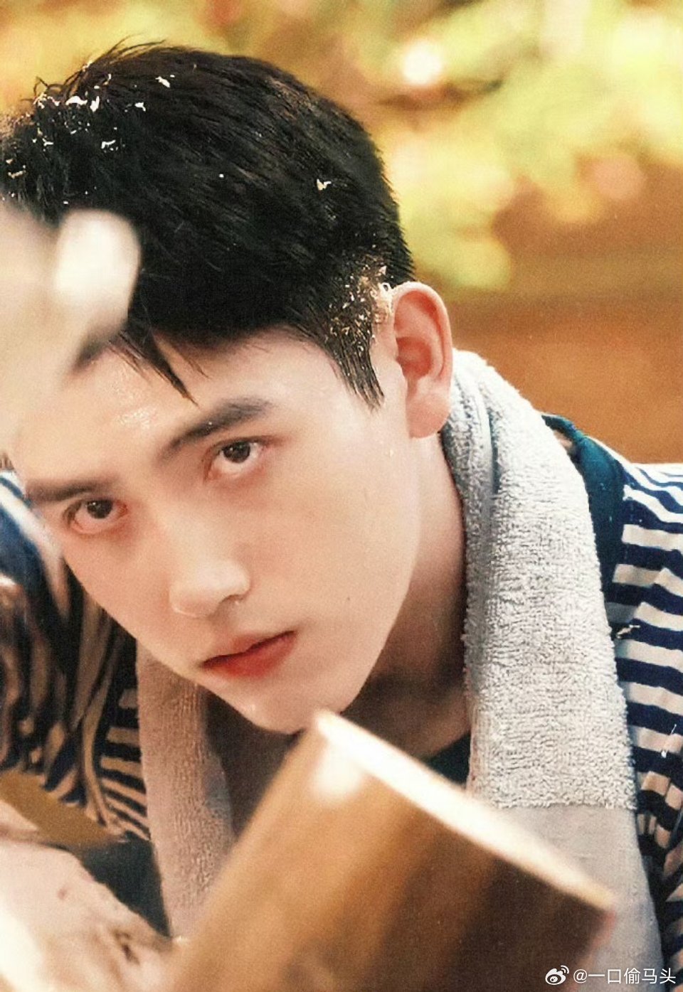 陈飞宇吃到了身高的红利方穆扬188大高个，和费霓人潮里相拥太好磕，高个子自带显眼