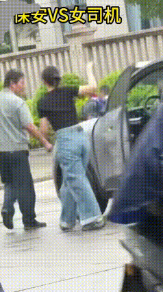 校园冲突名场面：一脚换一巴掌，保安这巴掌算正当防卫吗？
 最近某大学校园里上演了
