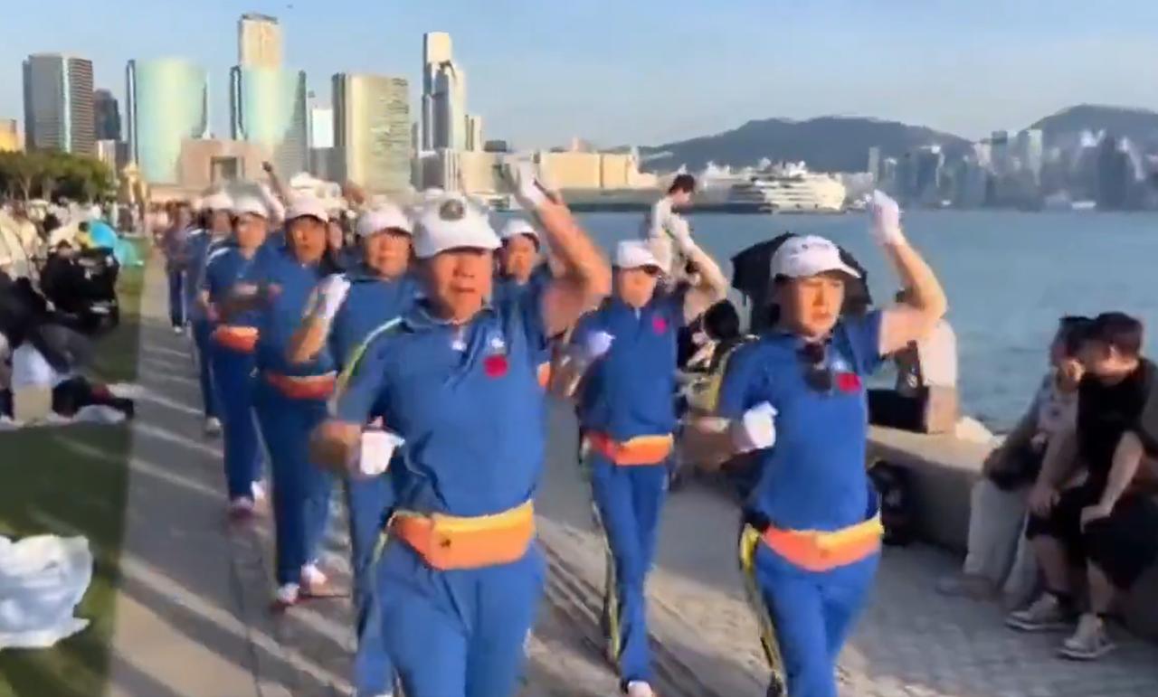 暴走团现身维多利亚湾，
香港越来越内地化了。
这到底是好事，还是坏事？