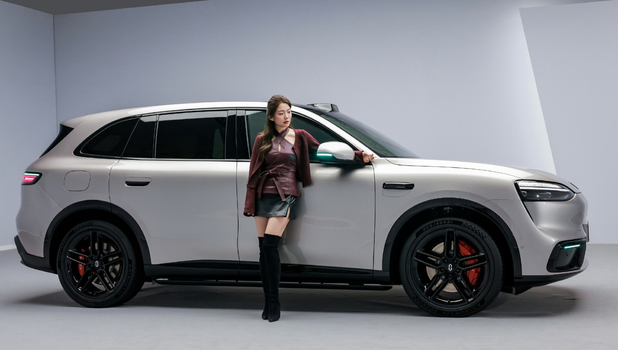 银色问界M6这个侧面真干净，好看。 