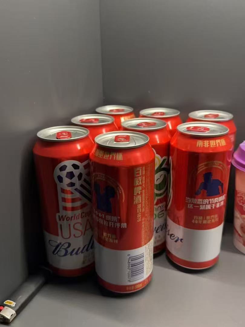 年度值得收藏的百威限定单品，40年世界杯纪念红罐适配美加墨观赛季，既能当工位氛围