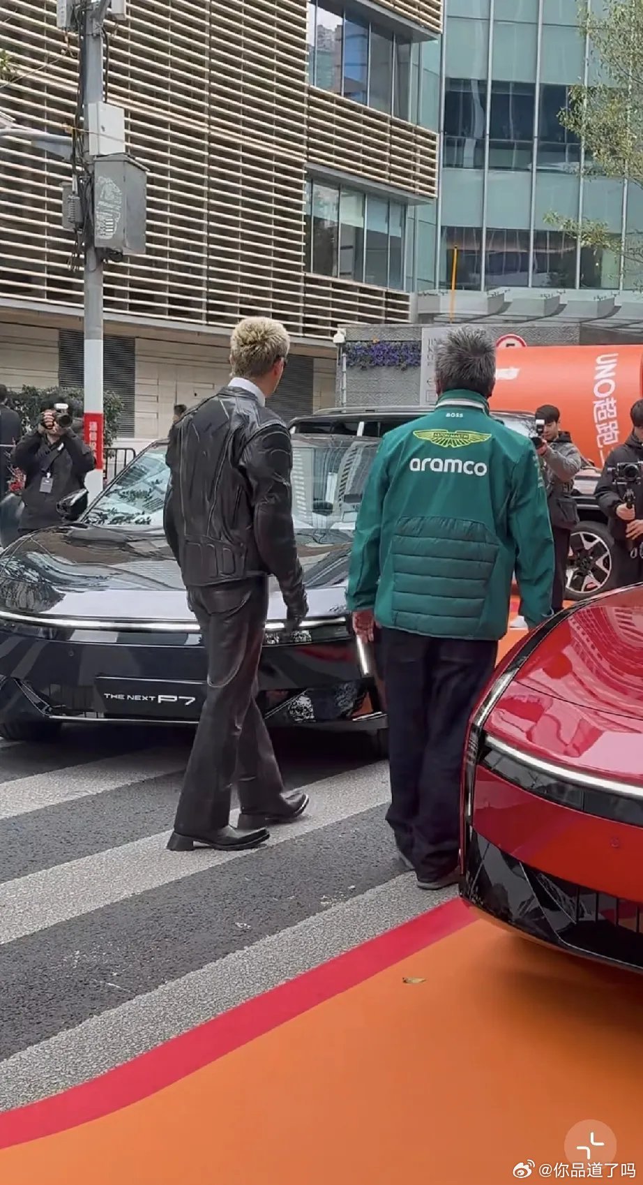 李承铉在f1赛场，从小鲜肉蜕变成了油腻大叔，鞋子看着不舒服!3月15日，戚薇老公