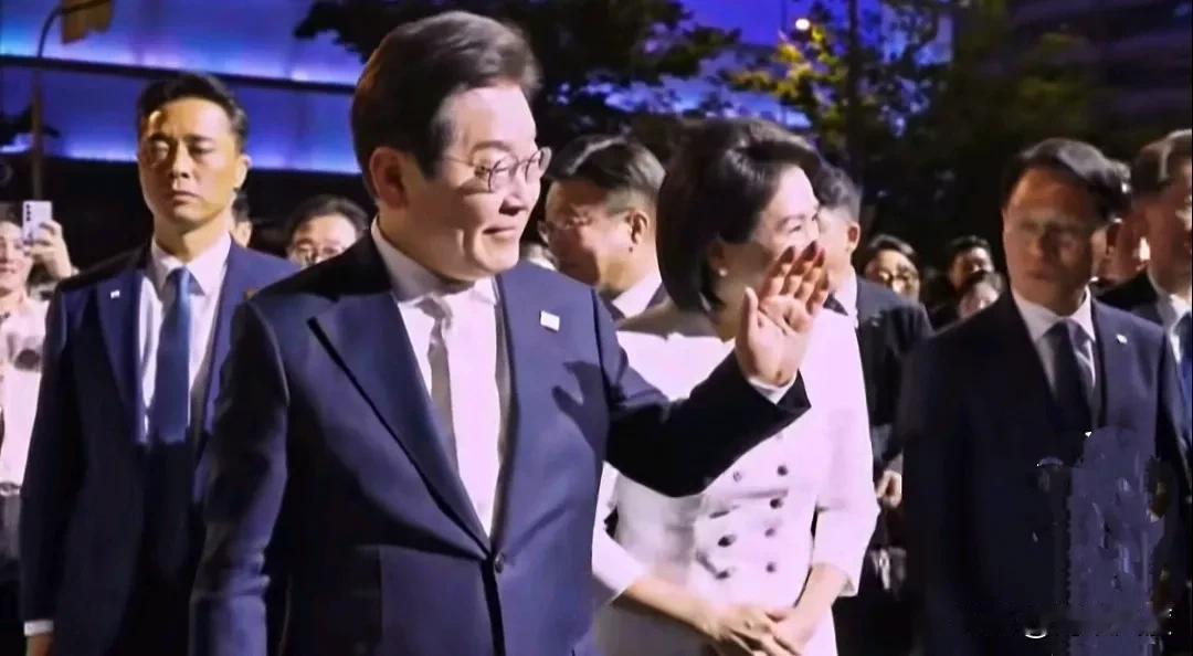 李在明、文再寅盛大出席光复80周年纪念大会，警示不忘国耻。大会气氛热烈。李在明的