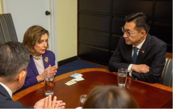 大陆过节期间，岛内官员组团窜美跪求谈判，得知一消息后兴奋异常
日前台湾方面派官员