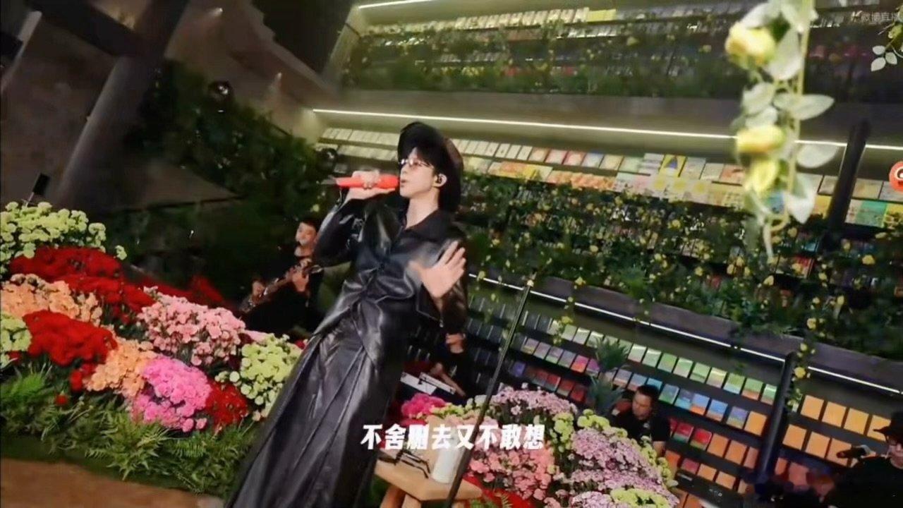 刘宇宁丹东舞王又扭起来了给刘宇宁唱嗨了唱到尽兴之处自然而然晃动身体，刘宇宁毫无包