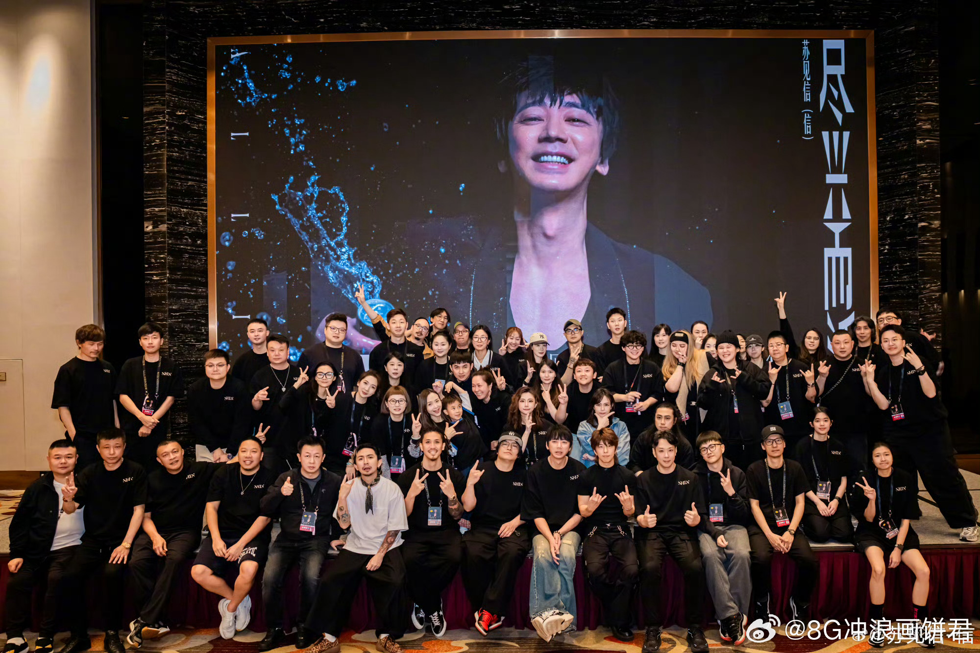 苏见信无锡演唱会唱完飞奔厕所 信：在台上，我是摇滚巨人。信：下了台，我只是一个憋