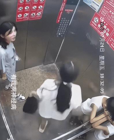 湖北仙桃一小区电梯内发生冲突，一段监控视频引发全网热议。

 事情发生在湖北仙桃