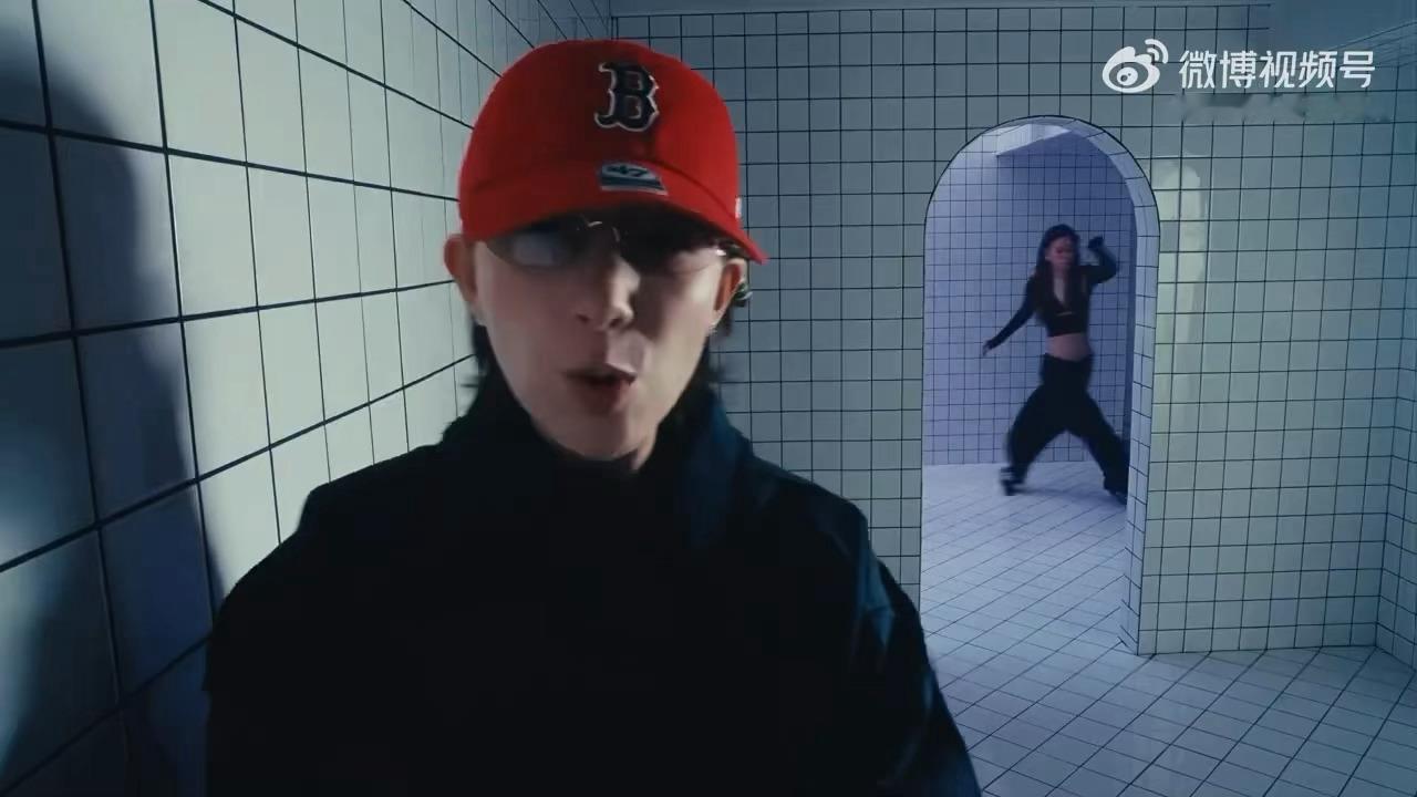 李斯丹妮怼脸镜头素颜出镜都能这么有气场！！怼脸镜头直接把利落骨相和干净状态展现得