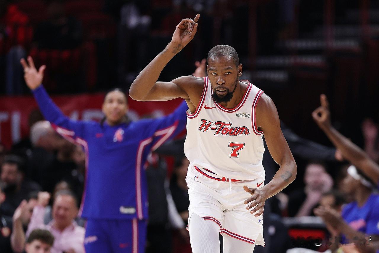 杜兰特死神依旧，砍下35+5+6，这就是火箭弄来杜兰特的原因，关键时刻就是好用且