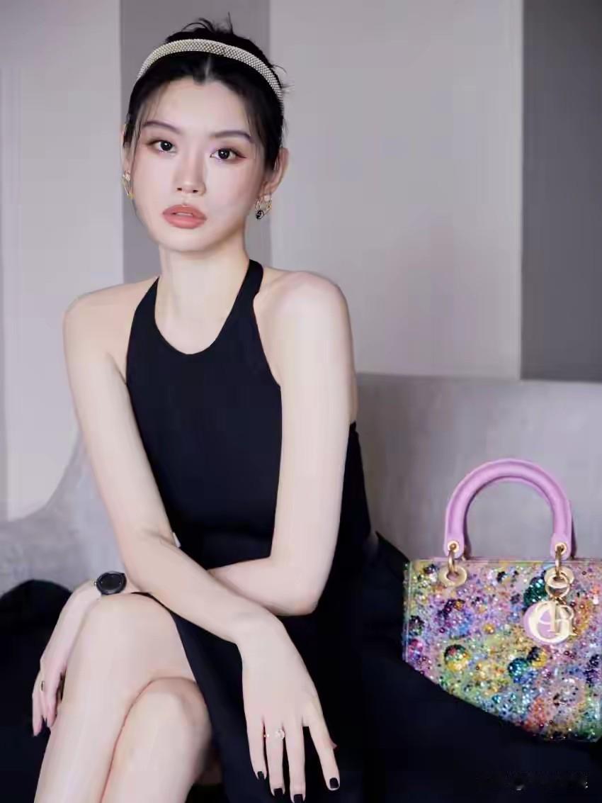 文艺评论家如此评价奚梦瑶！

这位评论家说
奚梦瑶
笑容如春风
眼神似彩虹
奚梦