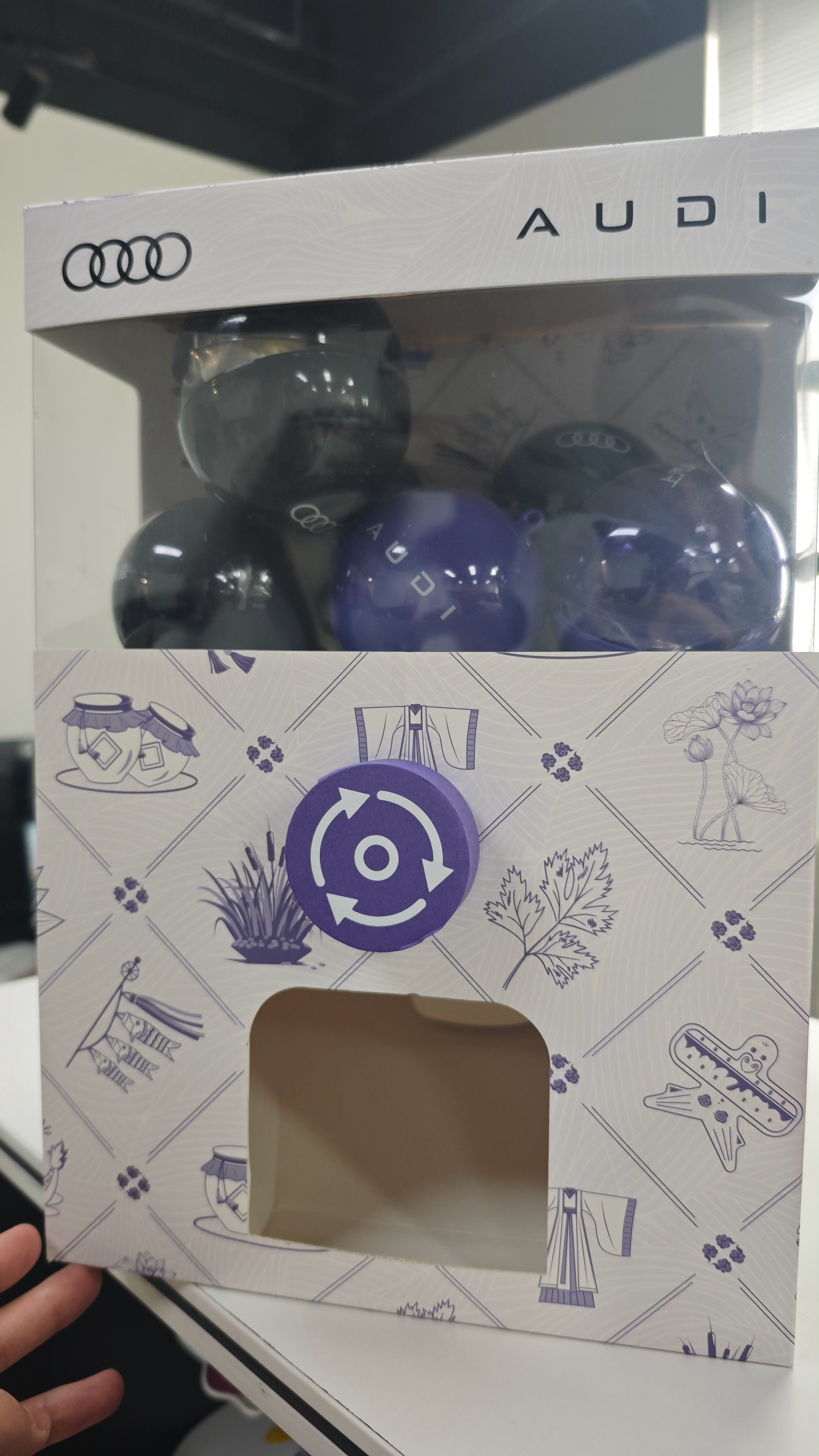 上汽奥迪今年的端午礼盒，一个扭扭蛋的创意，扭出来的蛋里会有粽子，口味不一，挺好玩