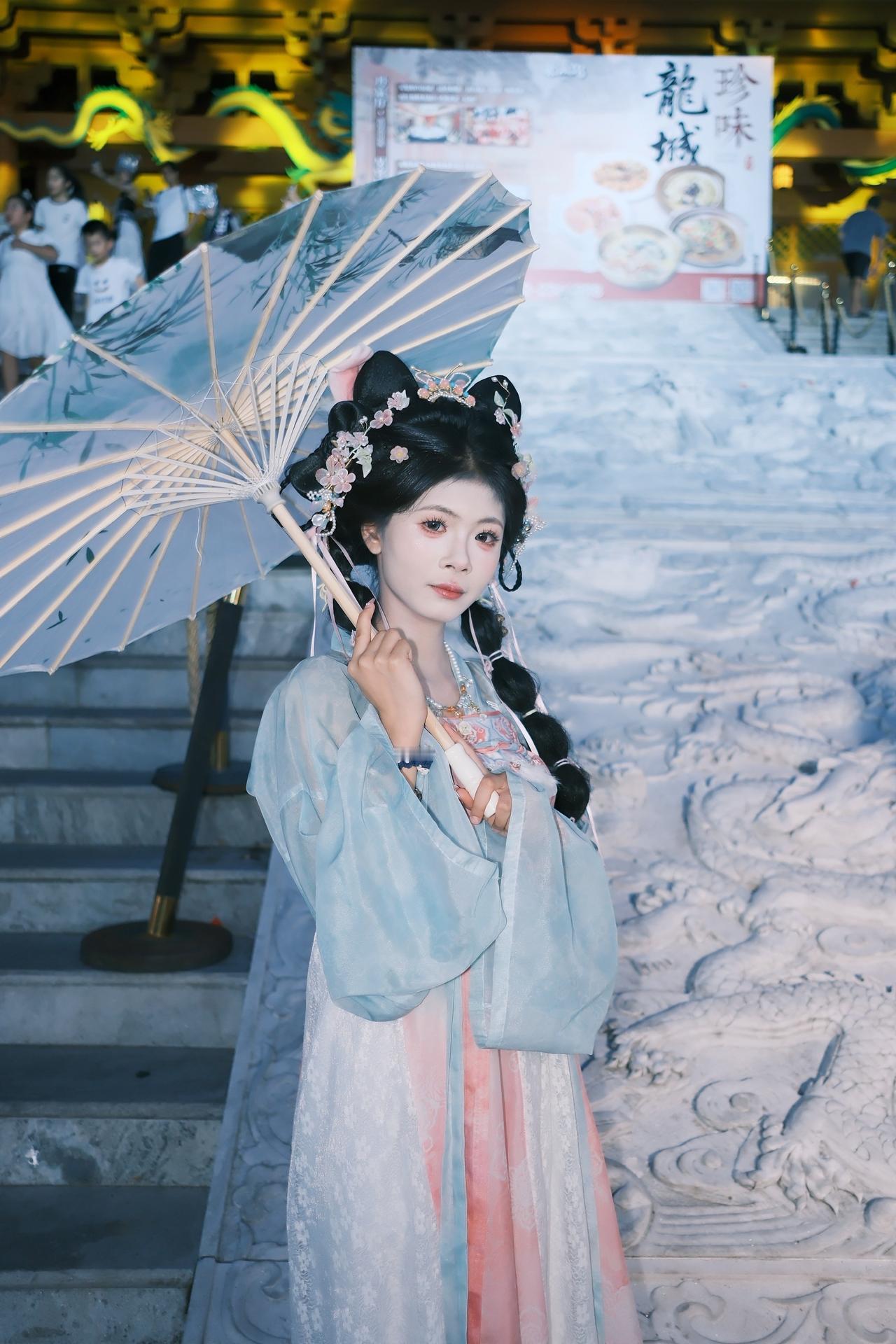 小姑娘神情冷漠，古镇打卡拍照汉服打卡古风大片 体验穿越千年的古风之美 国风古韵汉