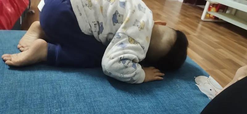 孩子摔头不哭不闹只想睡，千万别当没事！很多家长都栽在这一步

所有带娃的家长，一