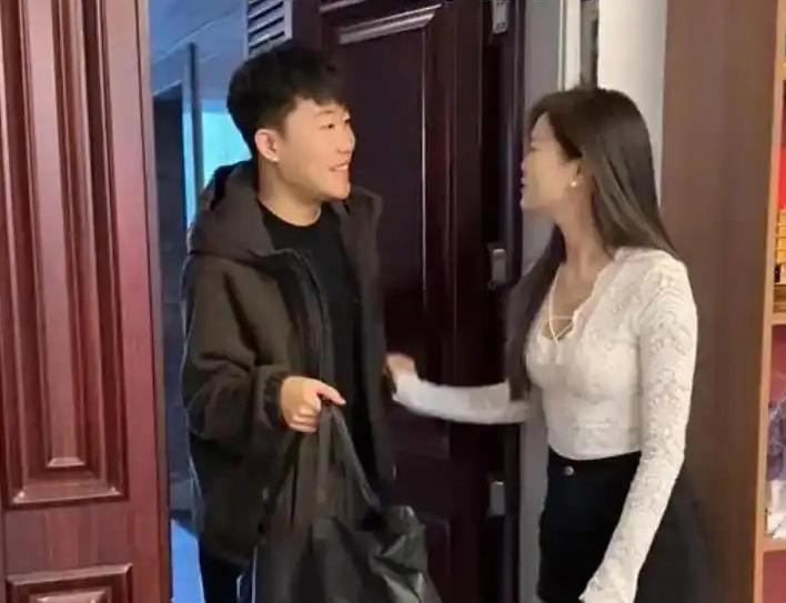 出差的男子因想念老婆，提前回了家。到家时已入夜，见老婆睡下，他轻轻开门，洗漱后躺