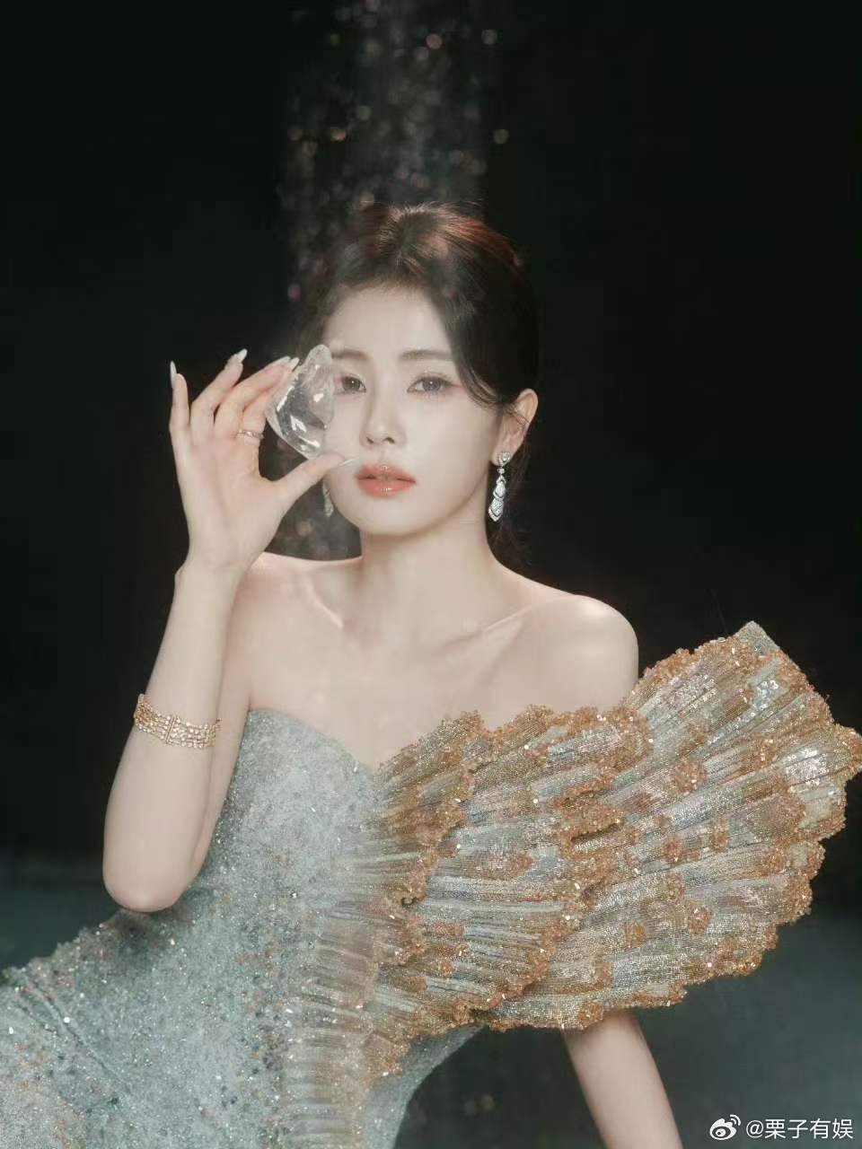 白鹿蓝色高定裙白鹿以海螺为信白鹿蓝色高定裙，好美，