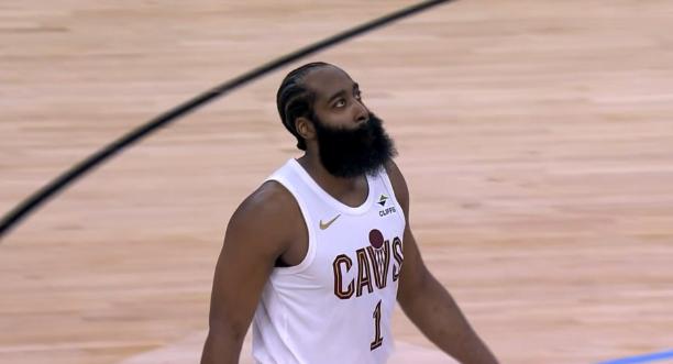 骑士巨星哈登真是一名历史级别的传球大师！在今天骑士客场以122：113战胜爵士的