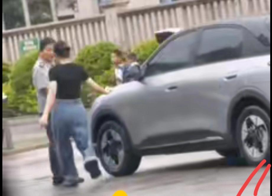 以为是她老公呢，想打打想骂骂会让着她。保安大哥可不惯着，果断的进行正当反击。一巴