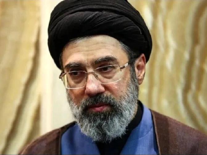 特朗普对已故哈梅内伊的次子穆杰塔巴担任伊朗最高领袖“不高兴”。要我说，选他选对了