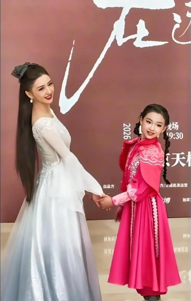 佟丽娅中场休息，在给董璇的女儿听写生字。
北京天桥艺术中心的后台，她刚连跳完两