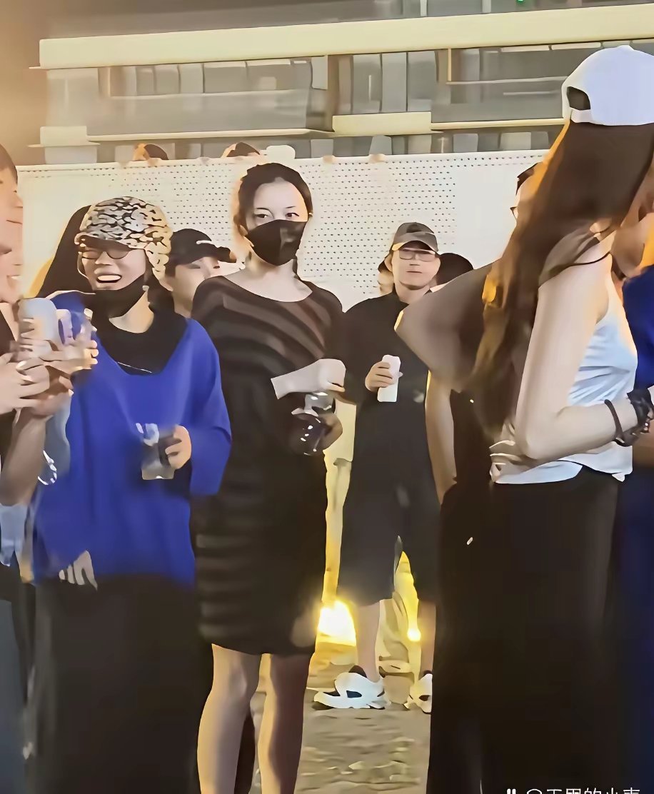 李嫣好爱姐姐窦靖童，为了平衡身高，每次同框都穿平底鞋​​​​