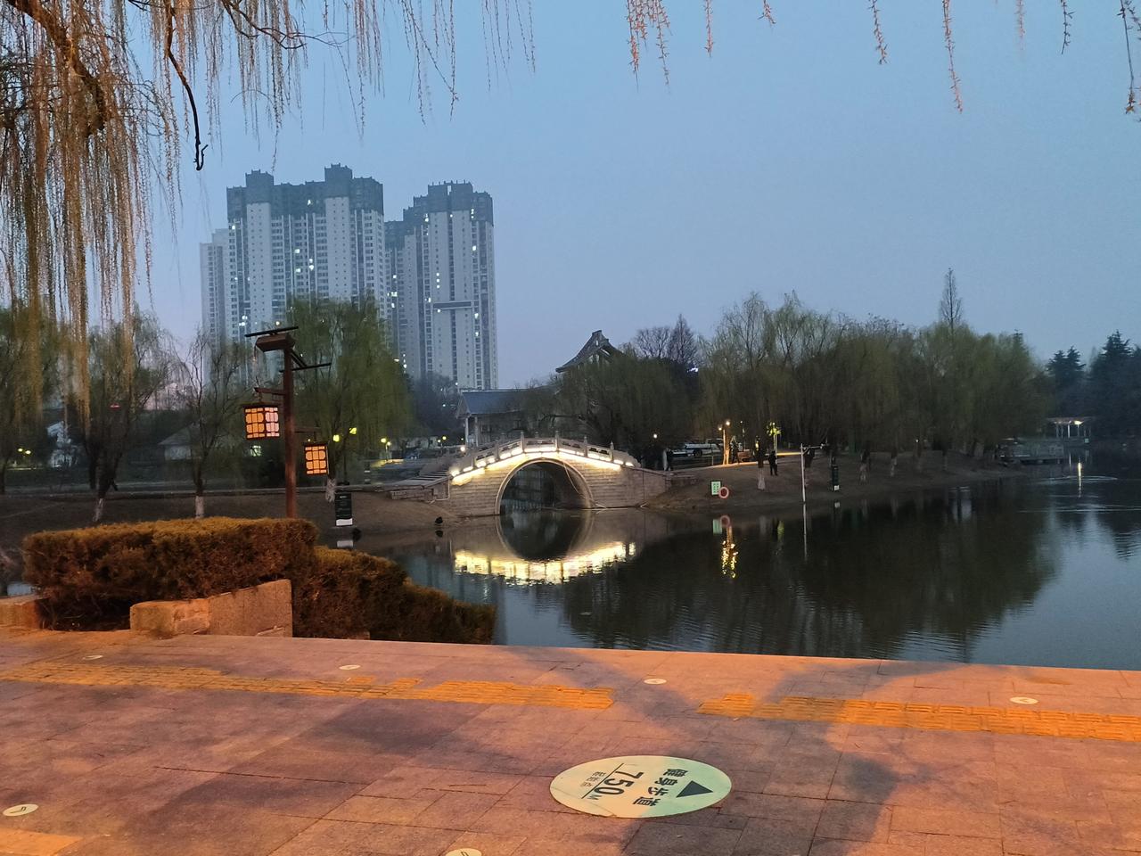 下班后，我也有话说！
董宇辉说 下班别躺着，多去公园溜达两圈！

咱们打工人，天