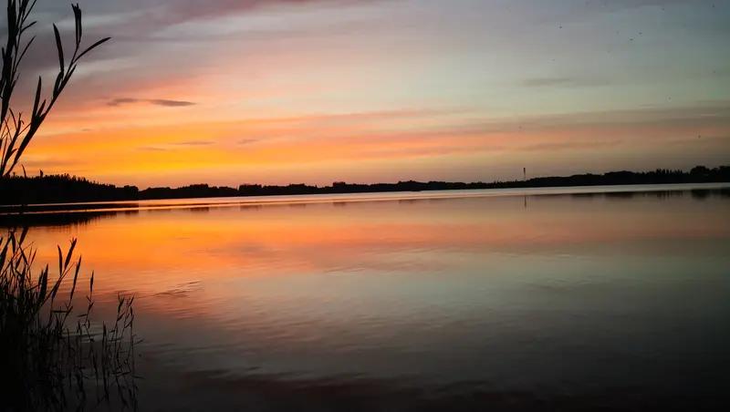 我虽没办法发夕阳照，但我手机里最美的夕阳照，是在海边拍的。那次去海边度假，傍晚时