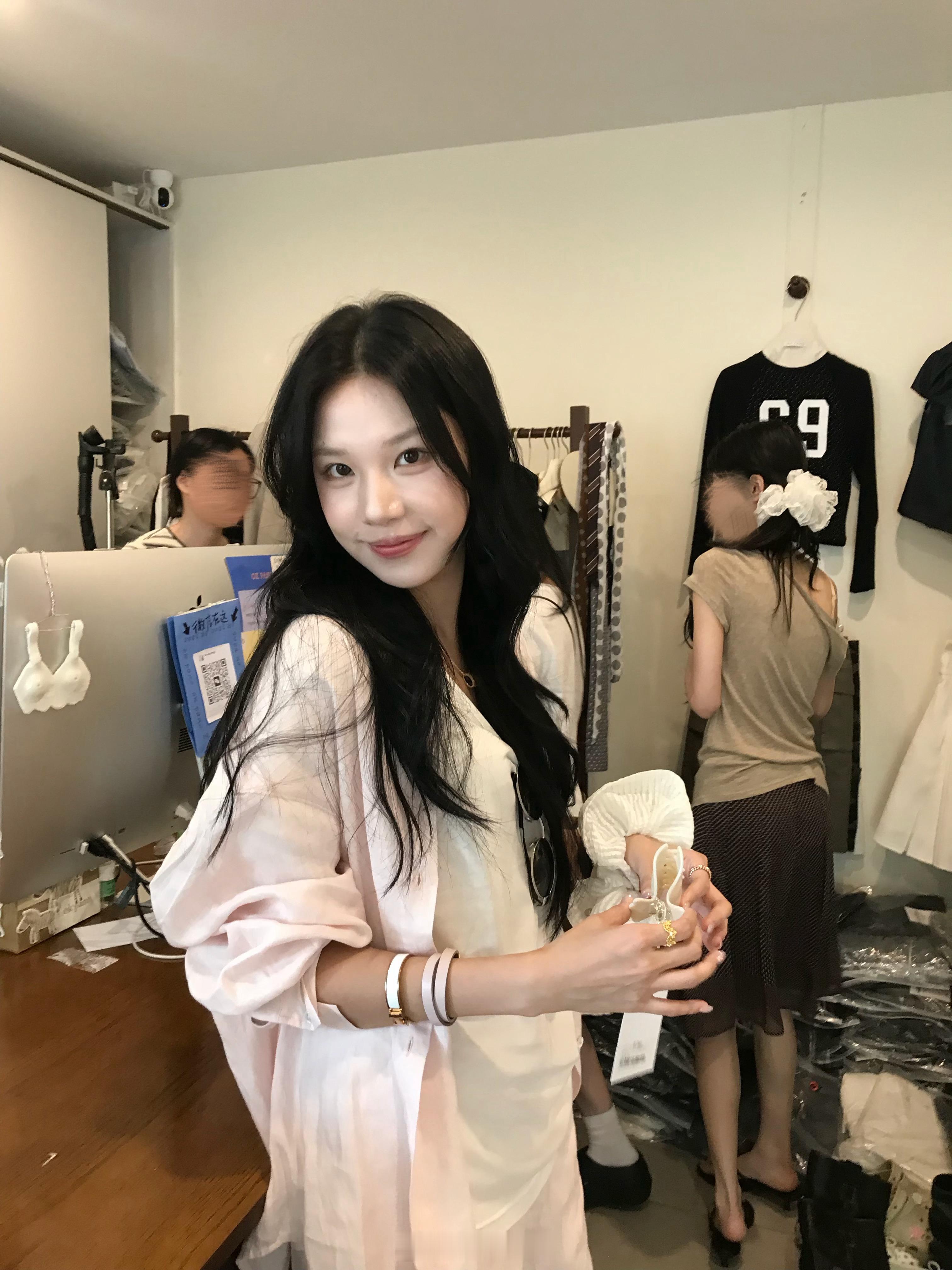 因为唇炎快要一个月没涂口红了，我不知道这是怎么了。忙碌的5月即将结束，我的工作进