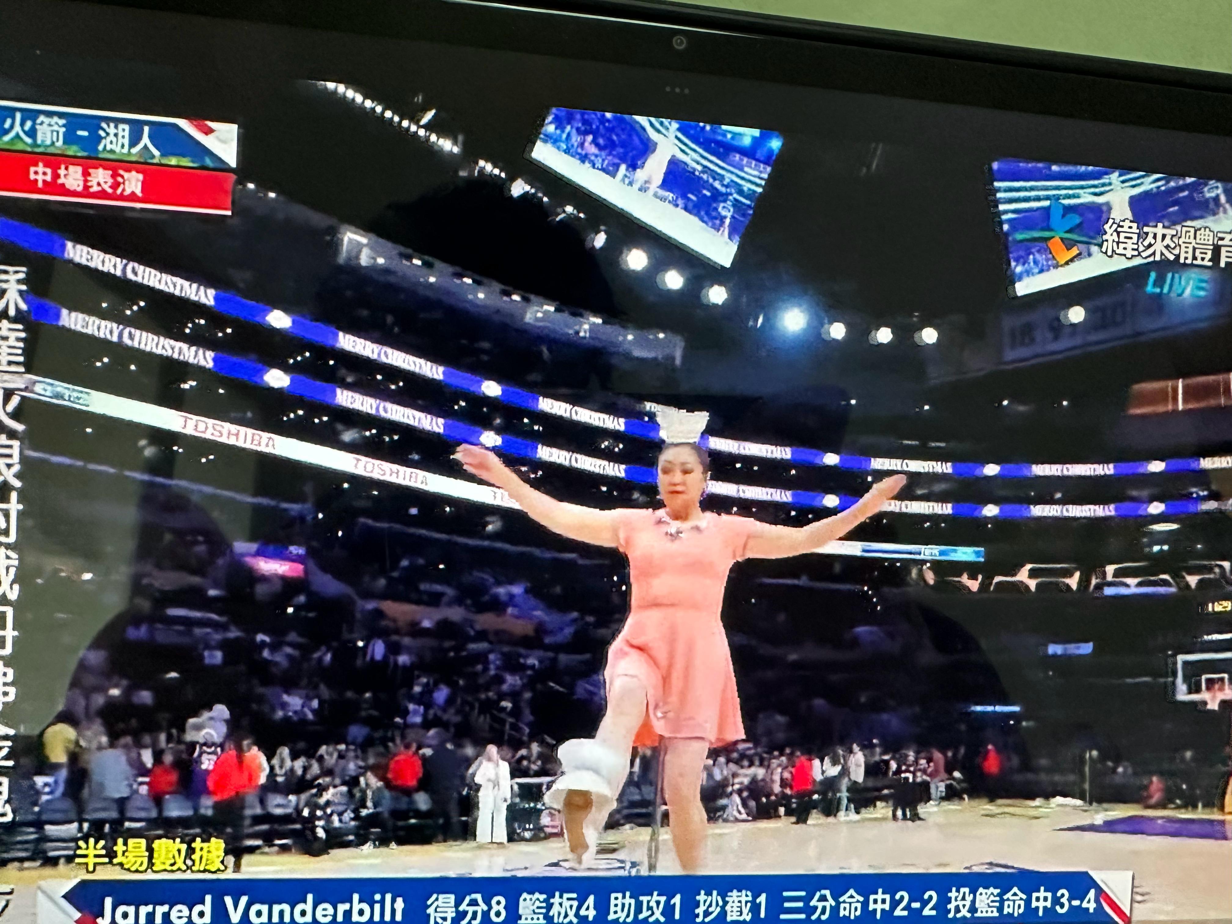 中场表演现场播放《大花轿》“抱一抱那个抱一抱，抱着我那妹妹呀上花轿”