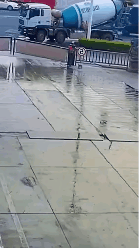 敢跟大车抢道，还是在视线盲区抢，这个电动自行车驾驶员脑子里装的是豆腐还是什么？大