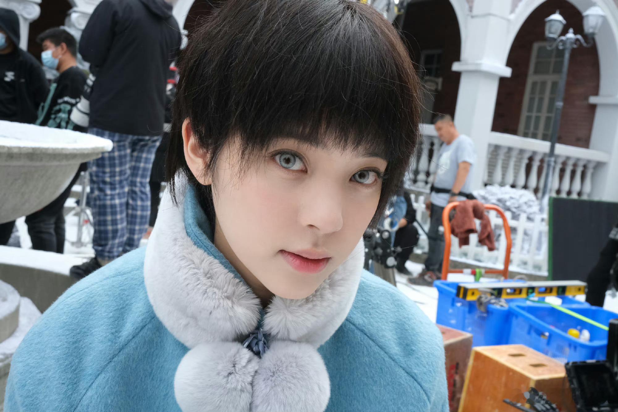 哇哦，欧阳娜娜这个蓝色美瞳好魔幻啊，而且这个短发是真的啊，妹妹得下了多大的决心啊