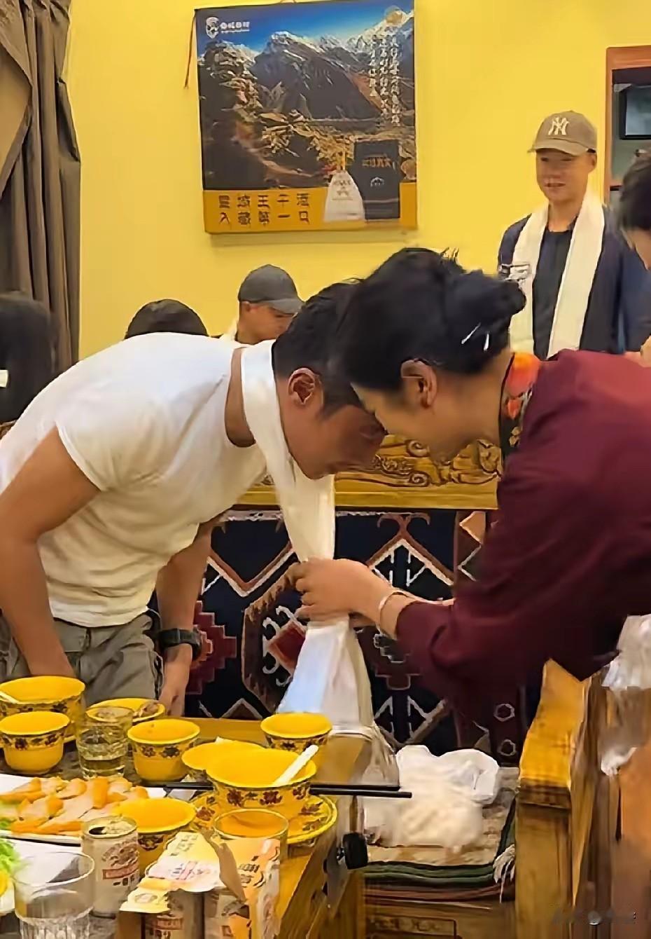 小撒李白现身拉萨！吃藏餐、受最高礼节欢迎，一句“扎西德勒”暖人心， 工作再忙也要