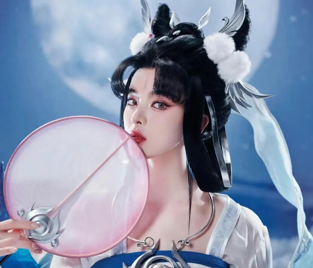 杨超越cos游戏里的嫦娥，充分演绎了什么叫：眼大无神……

用网友的话说：好看，