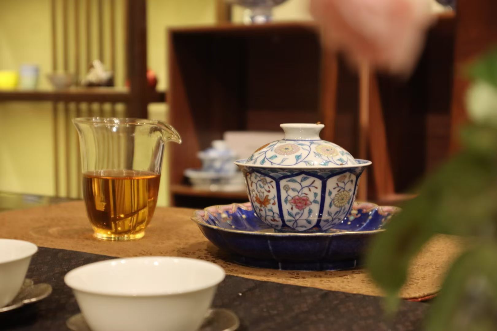品茶赏器交友  喝茶是很讲究、很风雅的事。 