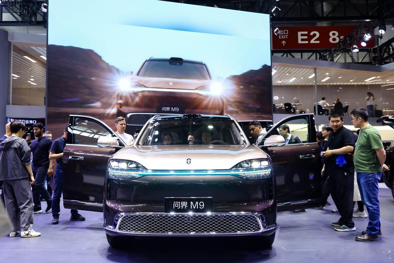 全新一代问界M9亮相北京车展，前脸的贯穿式大蓝灯看起来更豪华，投影大灯投出来的画