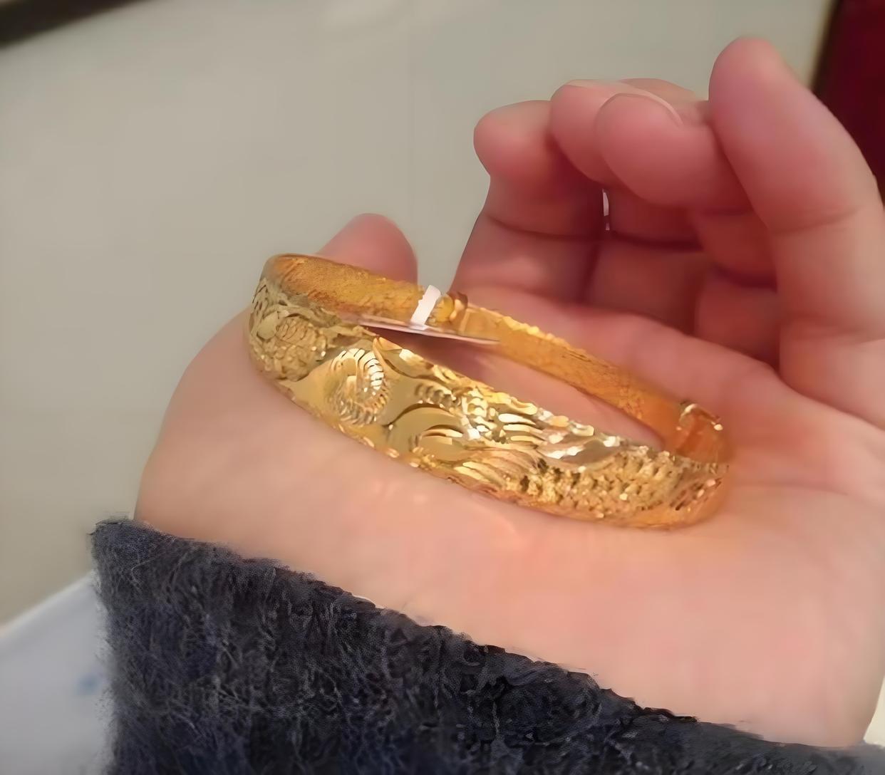 儿媳妇送我个两万八的金手镯，我嫌贵，瞒着她去退货。柜员验货时随口说：“阿姨，这是