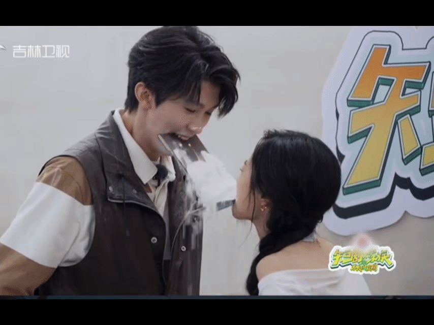 王小亿身体灵活度王小亿综艺活人感 最怕美女没包袱，她倒好，又是贴地爬又是咧嘴笑，