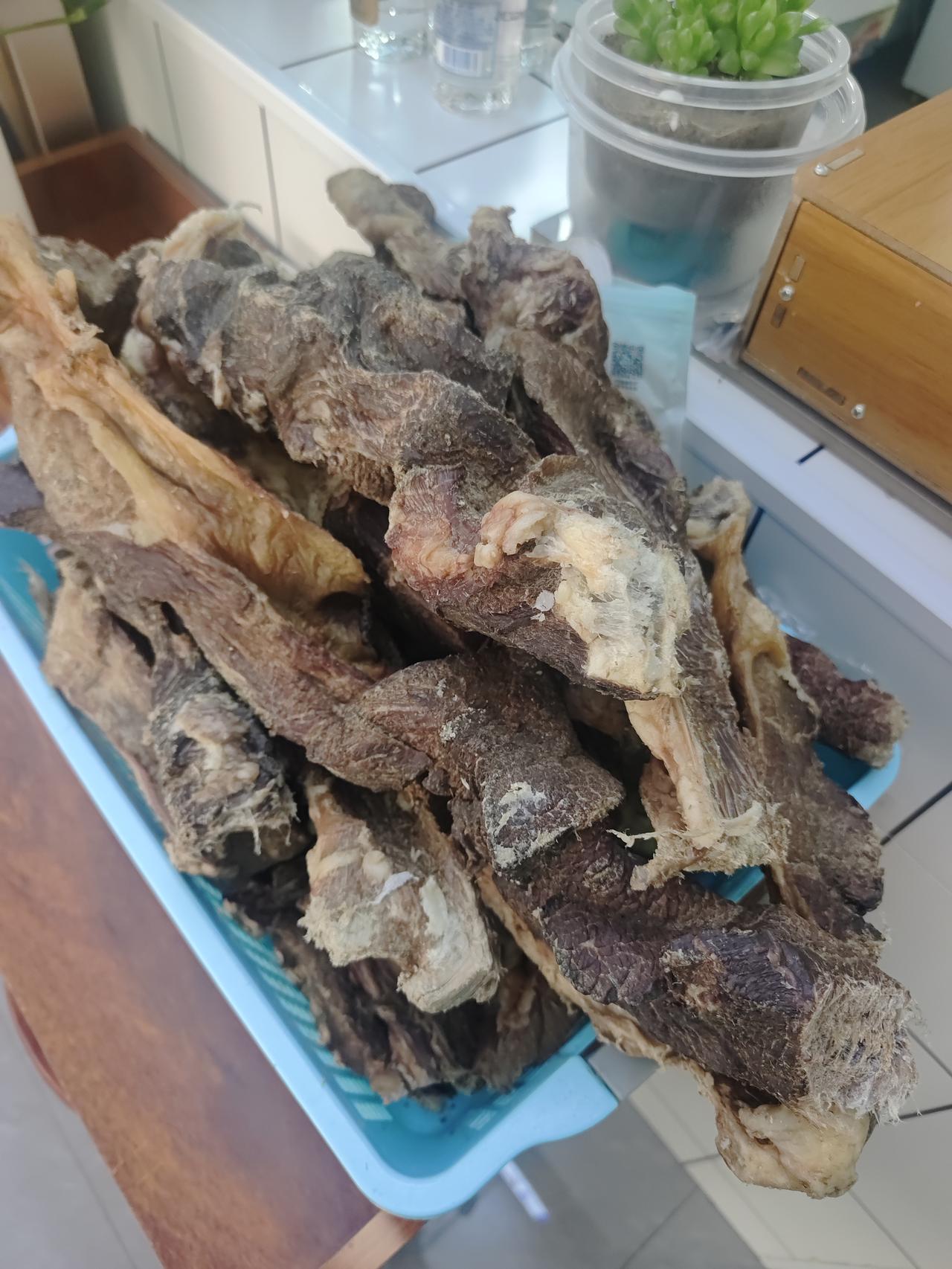在内蒙古吃的肉和奶把我震惊了。
肉是锡林浩特一家蒙古餐厅看到的，是牛肉，闻上去略
