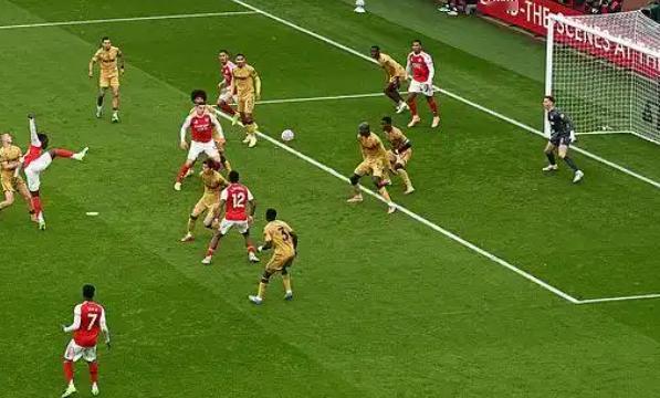 北京时间12月24日04：00，星期三，英联杯1/4决赛最后一场对决如下：

阿