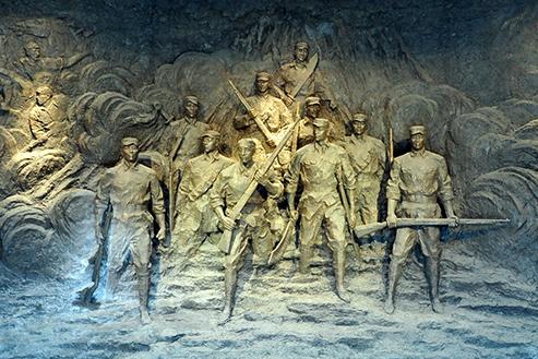1942 年 11 月，日伪军包围马石山，10 名八路军战士为掩护千余名群众转移