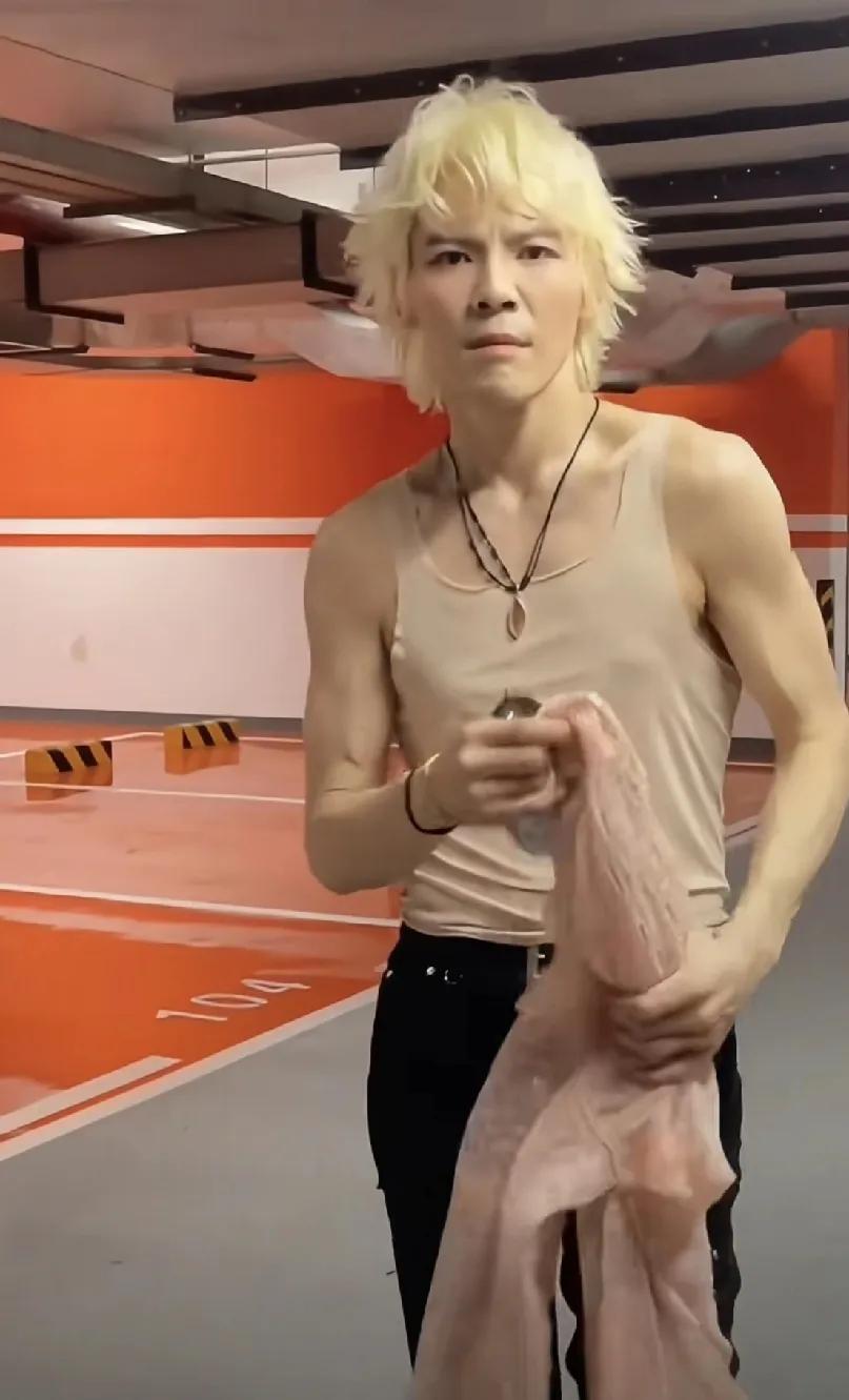 真不可思议，
一个大男人他为啥还贴了奶盖？
不知道郭碧婷现在怎么想的，
结婚的时