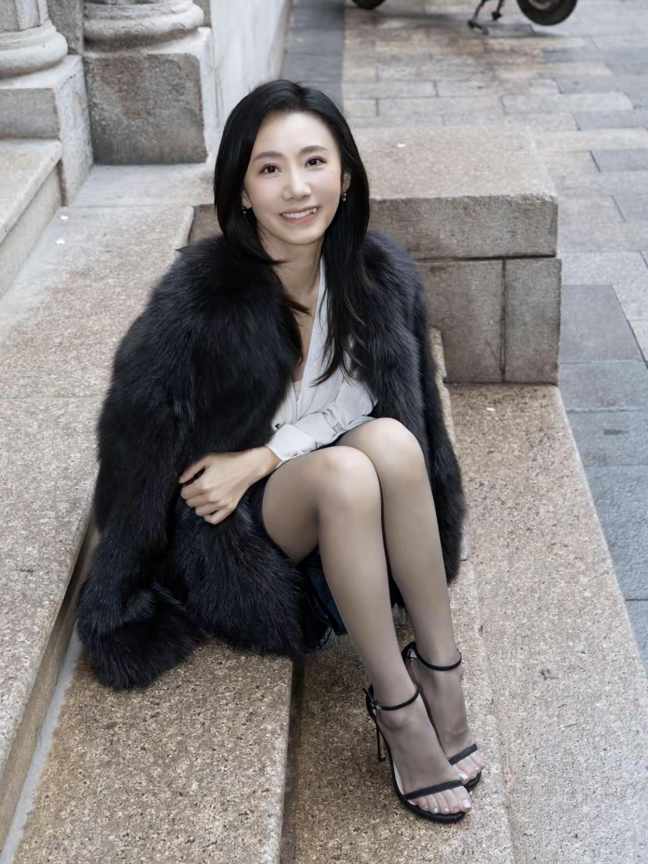 青春逝去永不回。它是一本太仓促的书，我们含着泪一读再读，却无法重写。