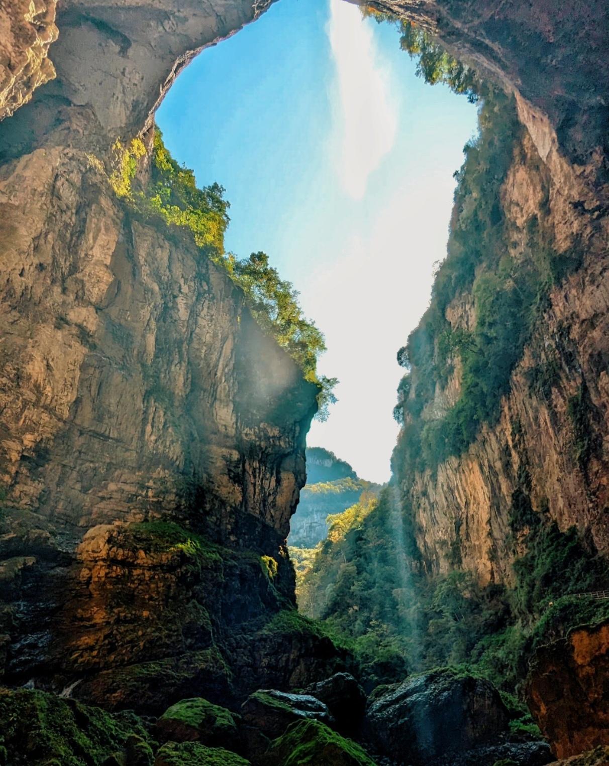 藏在秦巴山水间的汉中，是被时光偏爱的秘境。
天坑洞天漏下细碎日光，岩壁苍苔凝着千