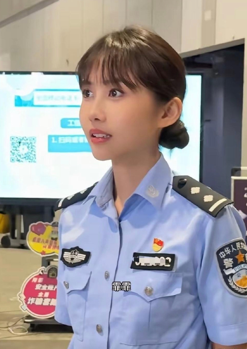 上海一女警察酷似邱淑贞，网友称比邱淑贞女儿还像邱淑贞，第一眼还以为是小昭 