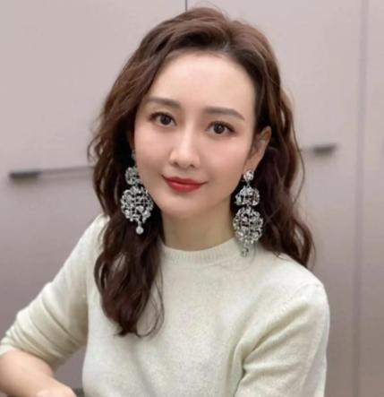 44岁王鸥，正式官宣！

8月31号，王鸥发文正式官宣有孩子，称自己目前独自养育