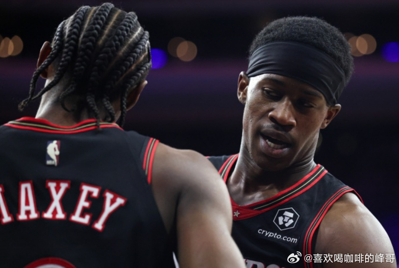 NBA常规赛，76人在主场以127-116击败雄鹿，开赛季豪取三连胜。赛后76人